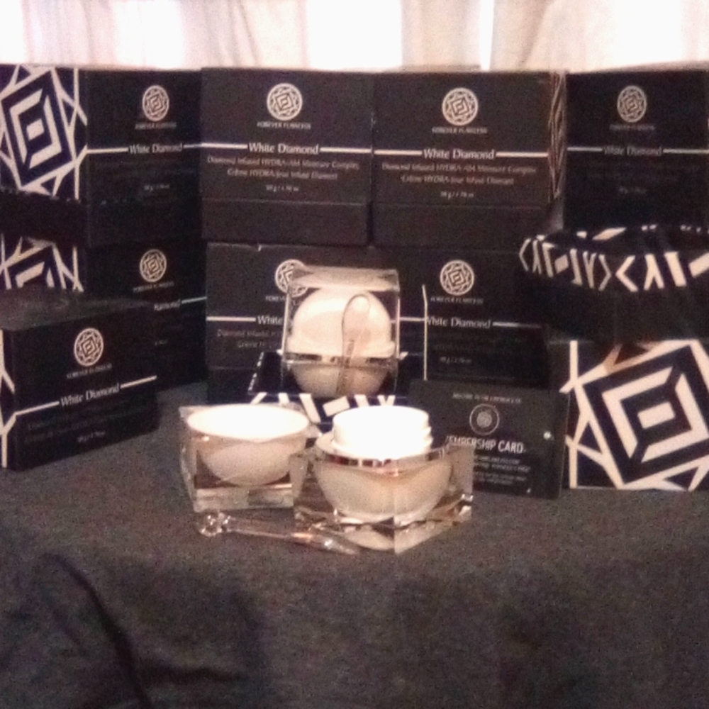 Forever flawless diamond infused HYDRA-AM moisture complex cream